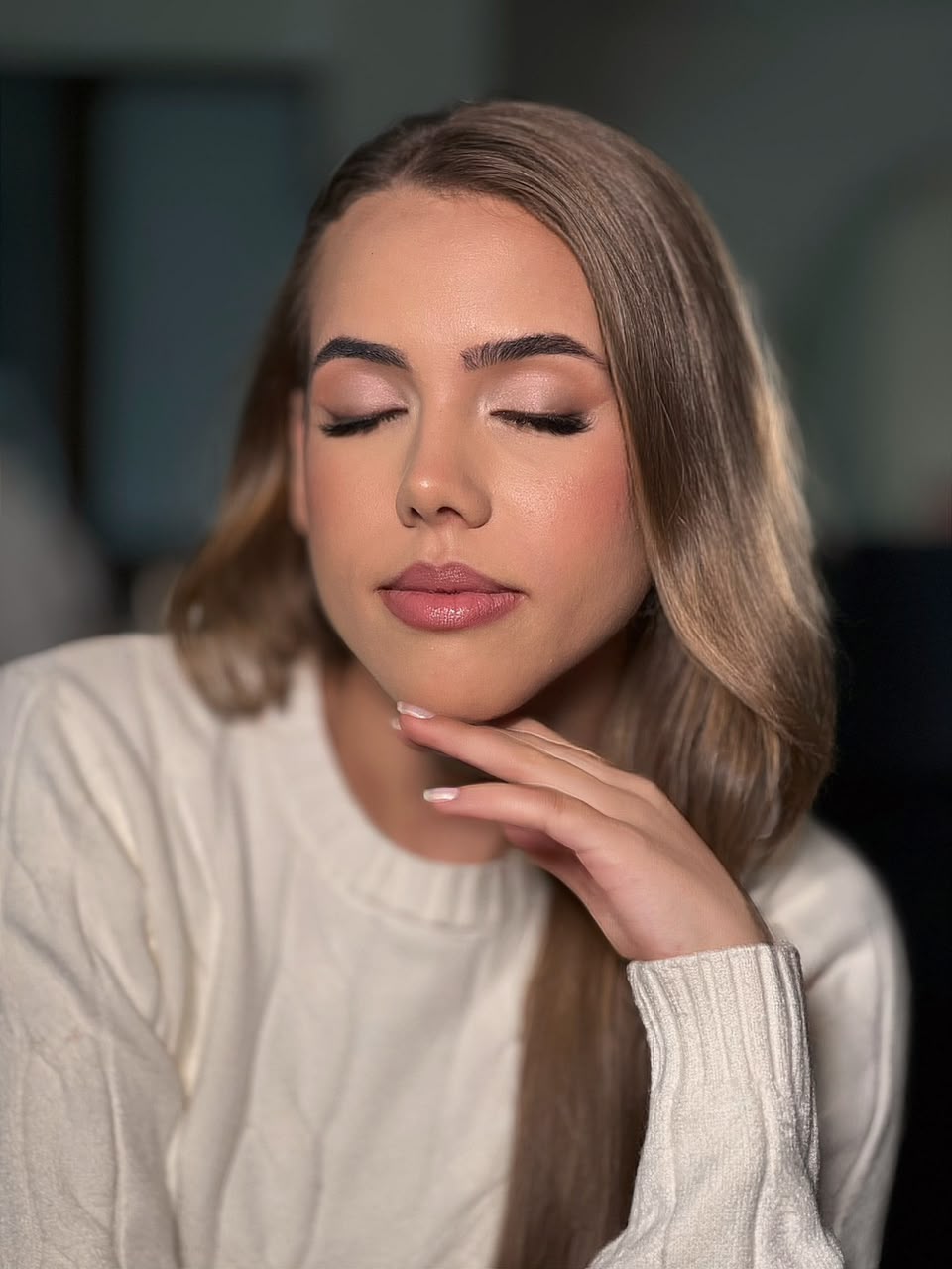 Retrato clean beauty de olhos fechados